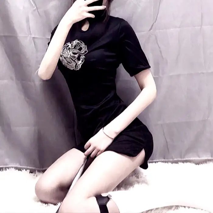 深深腥红